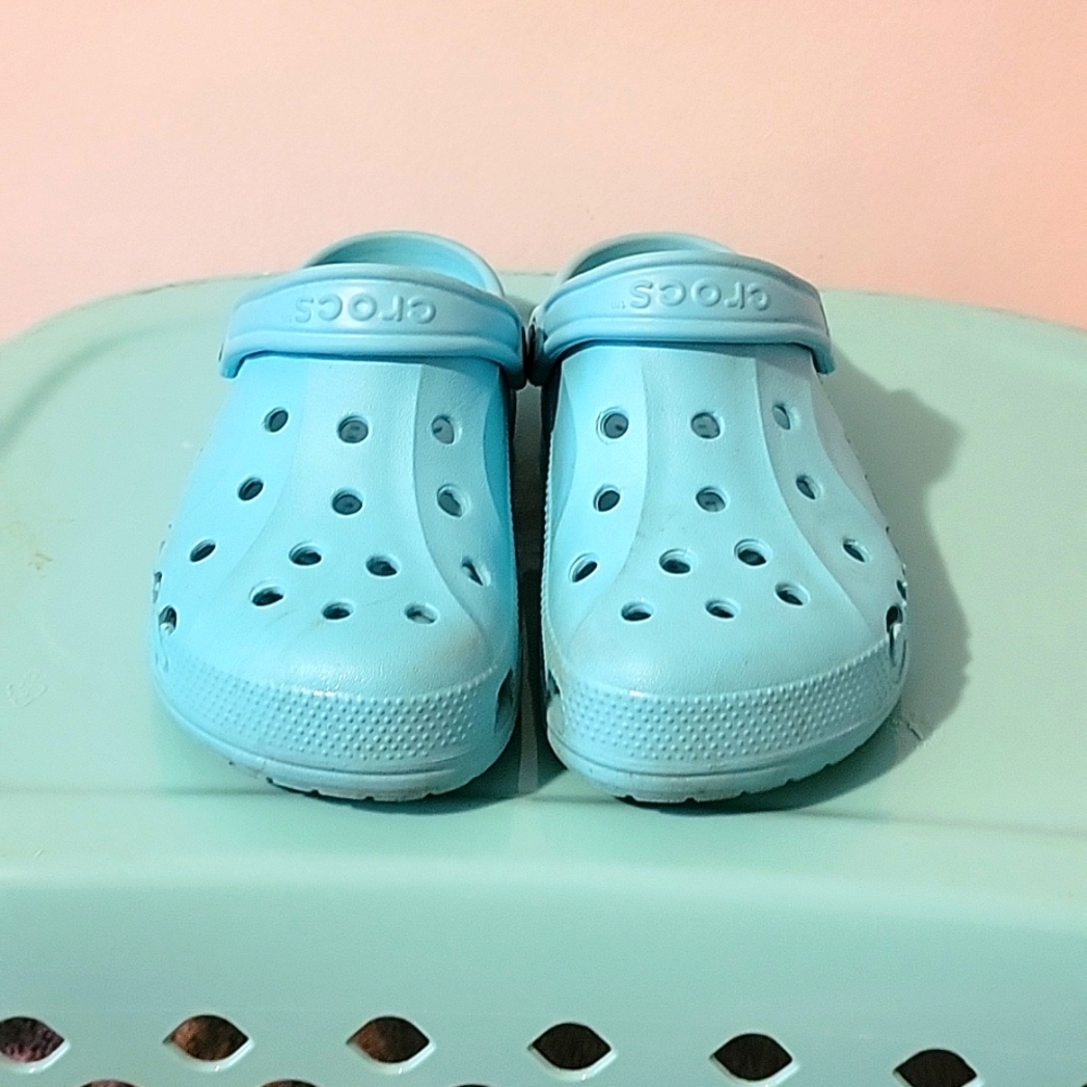 Crocs women's size 6, men's size 4